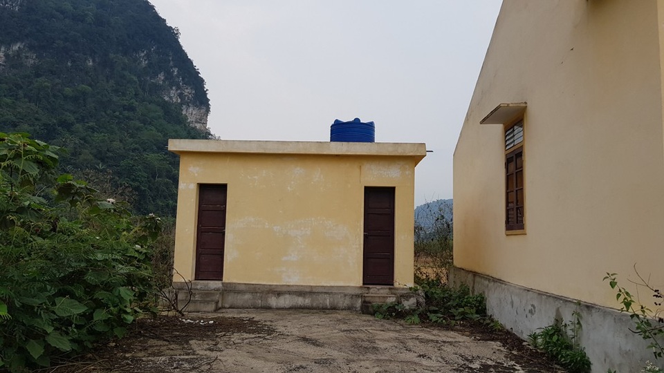Hoang lạnh khu tái định cư cho người Đan Lai nơi đại ngàn! - 6 Công trình vệ sinh đắp chiếu.