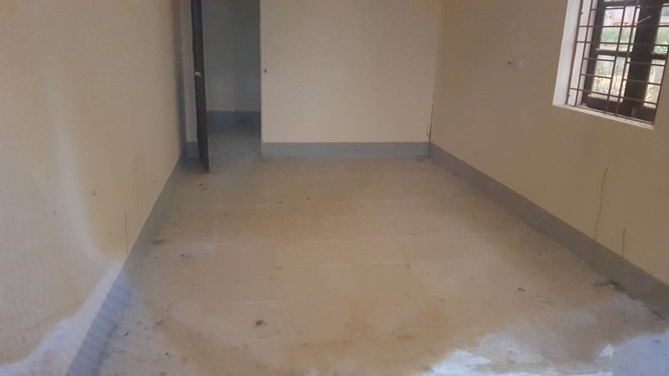 Hoang lạnh khu tái định cư cho người Đan Lai nơi đại ngàn! - 11 Trong một căn phòng trống trơn...