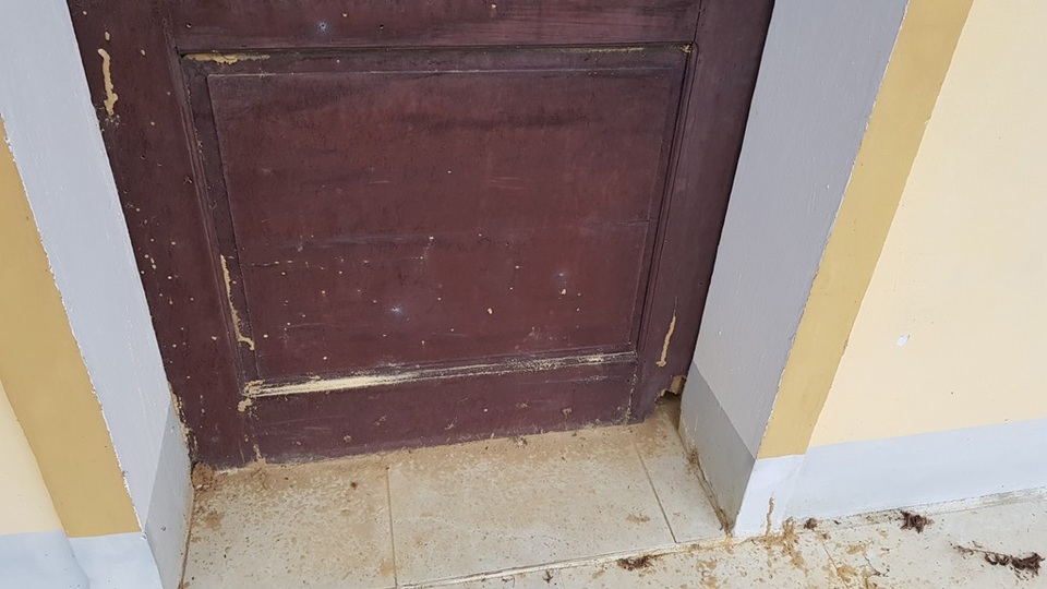 Hoang lạnh khu tái định cư cho người Đan Lai nơi đại ngàn! - 8 Cửa của một căn phòng bị mối ăn.