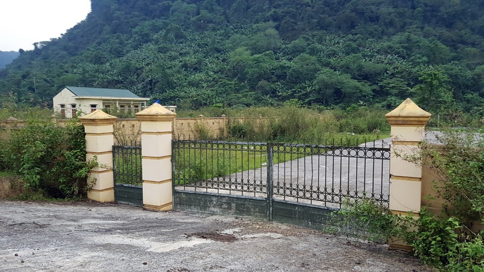 Hoang lạnh khu tái định cư cho người Đan Lai nơi đại ngàn! - 15 Cổng chính vẫn đóng then cài đã nhiều năm nay.