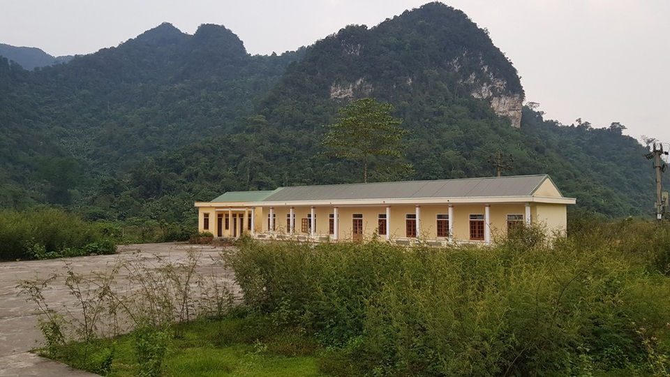 Hoang lạnh khu tái định cư cho người Đan Lai nơi đại ngàn! - 5 Kể từ khi xây dựng xong cho tới nay, công trình này chưa một lần đưa vào sử dụng.