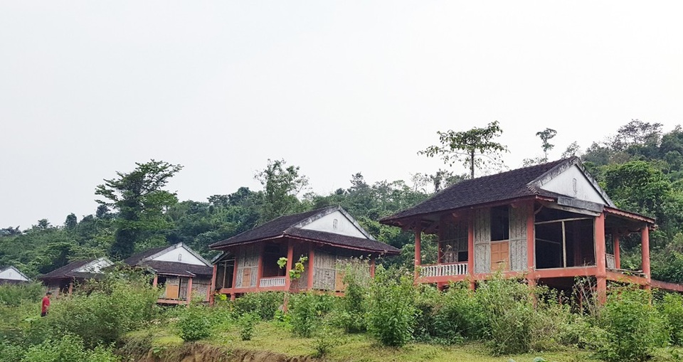 Hoang lạnh khu tái định cư cho người Đan Lai nơi đại ngàn! - 19 Dễ dàng nhận thấy những dãy nhà nằm sát nhau đang xuống cấp.