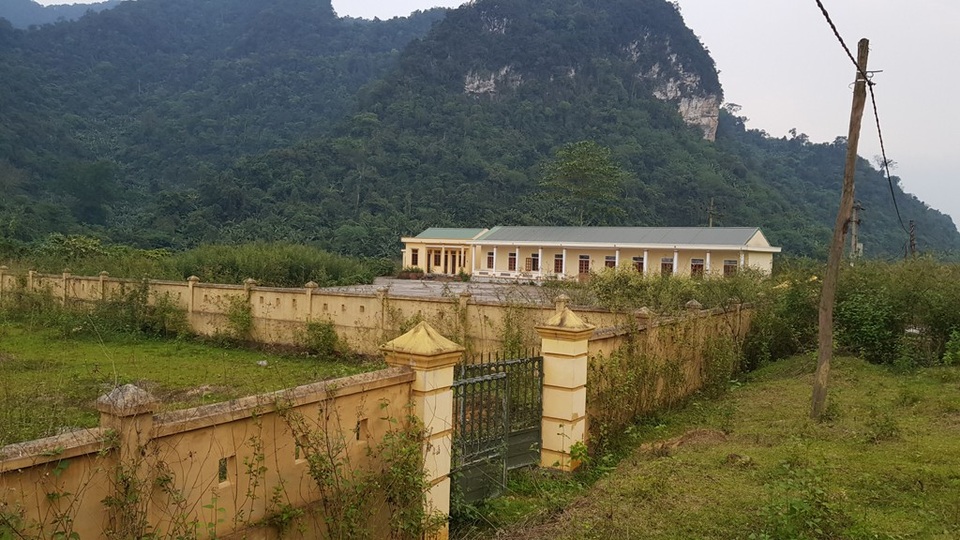 Hoang lạnh khu tái định cư cho người Đan Lai nơi đại ngàn! - 4 Khuôn viên khu vực nhà ở giáo viên cổng đóng, cỏ cây mọc...