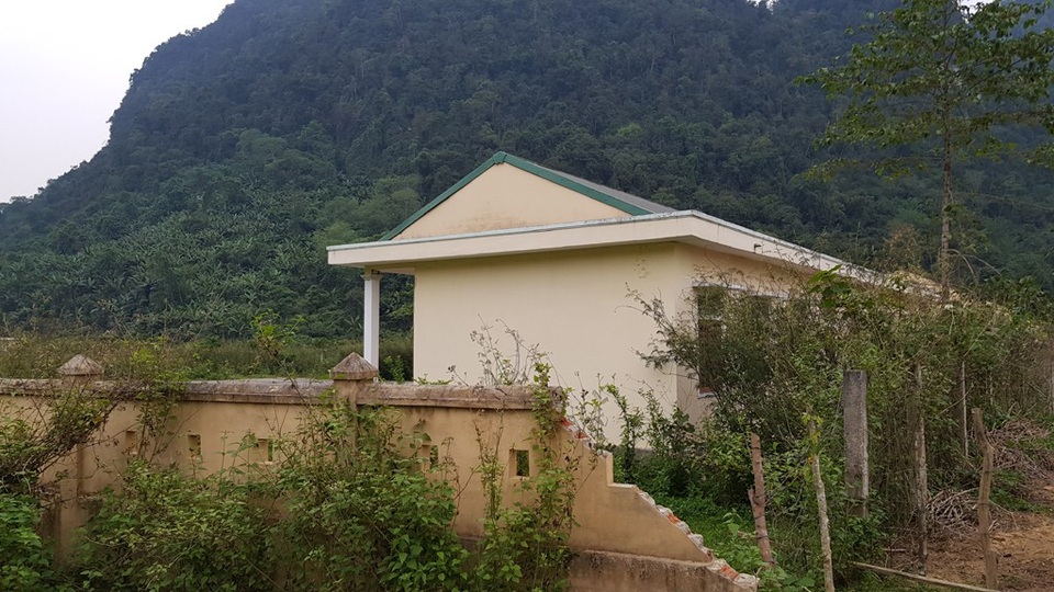 Hoang lạnh khu tái định cư cho người Đan Lai nơi đại ngàn! - 3 Phía sau dãy nhà cỏ cây mọc ngang mái nhà.
