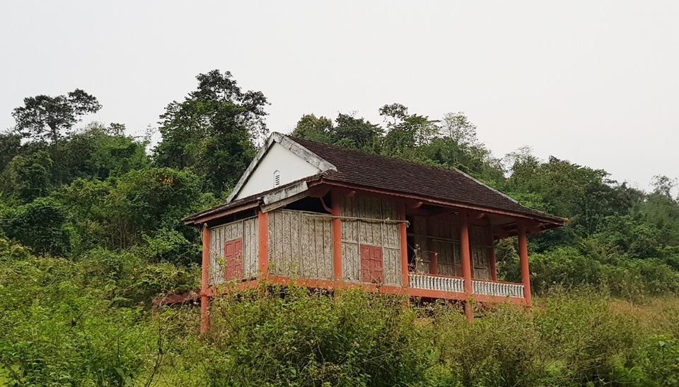 Hoang lạnh khu tái định cư cho người Đan Lai nơi đại ngàn! - 16 Một số công trình đã bắt đầu xuống cấp sau nhiều năm nằm không “phơi nắng, tắm mưa”...