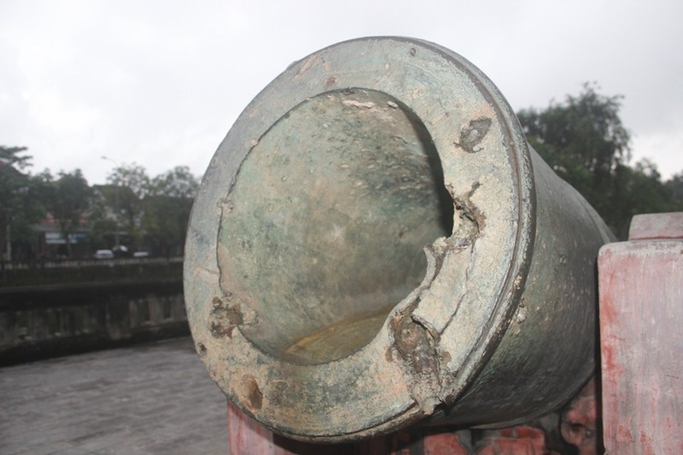 Vết tích của bom đạn trên ống đồng trước cổng thành Thành cổ