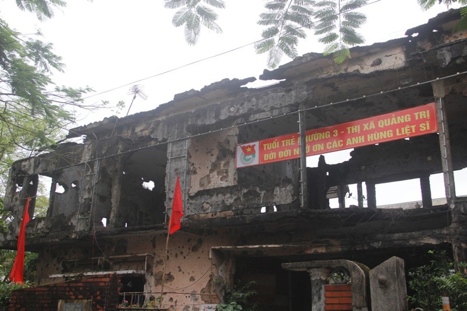 Vết tích của bom đạn bắn phá còn in hằn trên những bức tường loang lổ, qua thời gian khó có thể xóa nhòa