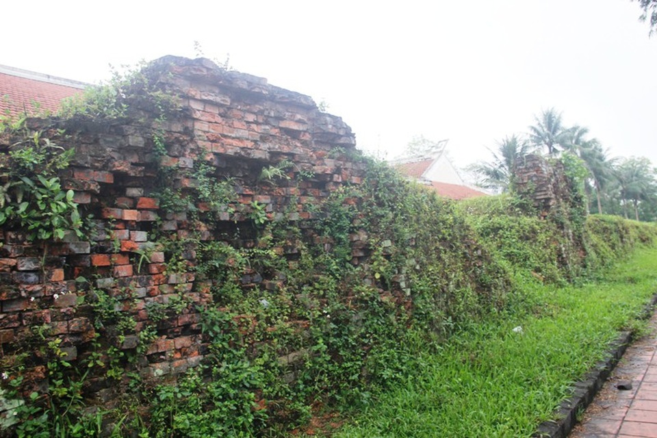 Những bức tường Thành Cổ bị tàn phá do bom đạn