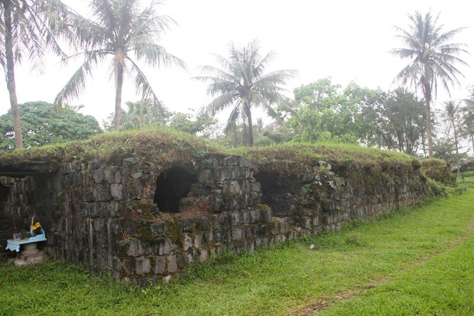 Khu nhà lao trong khuôn viên Thành cổ Quảng Trị. Tòa thành đã được quân đội Pháp chọn làm một trong những cứ điểm quan trọng của hệ thống đồn quân sự. Dưới sức ép của bom đạn, tòa thành này cũng bị tàn phá