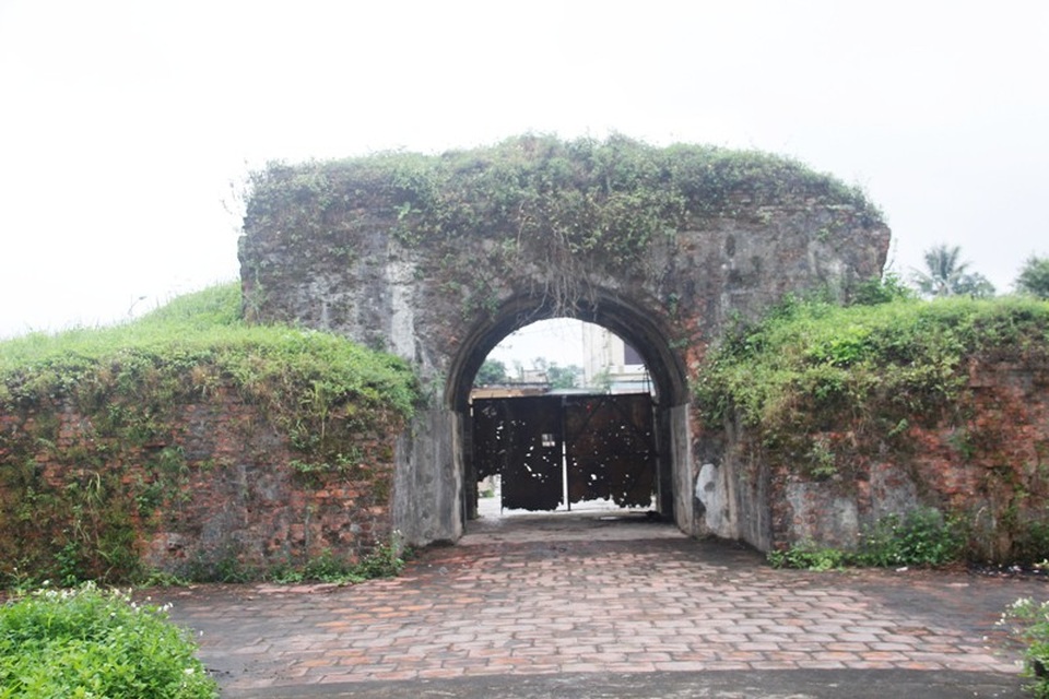 Cổng thành phía Đông của Thành cổ Quảng Trị chỉ còn cánh cửa sắt che chắn, chi chít vết đạn