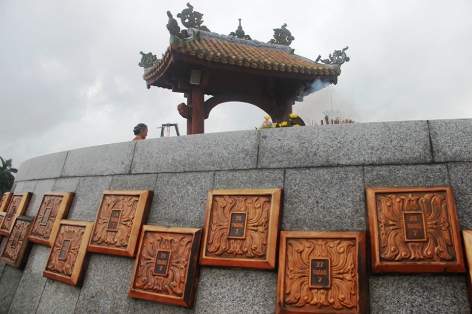 Ngày tháng được gắn trên ngôi mộ chung Thành cổ về cuộc chiến 81 ngày đêm