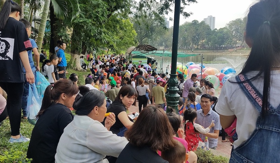 Hà Nội: "Nghẹt thở" chen chân đưa con đi chơi vườn thú Thủ Lệ - 7
Phụ huynh và trẻ nhỏ tận dụng từng bãi cỏ trong công viên để ngồi nghỉ.
