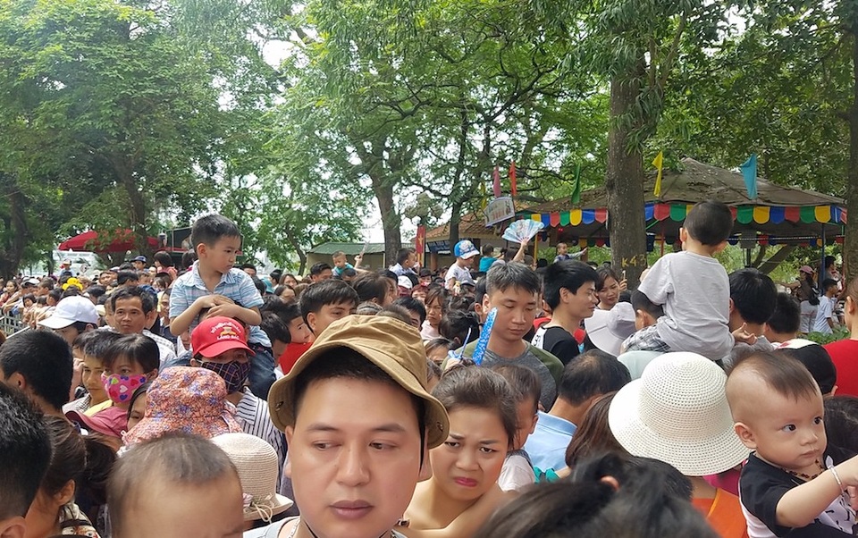 Hà Nội: "Nghẹt thở" chen chân đưa con đi chơi vườn thú Thủ Lệ - 5
Công viên đông nghịt người, nhiều huynh phải kiệu con nhỏ lên vai mới có thể di chuyển.