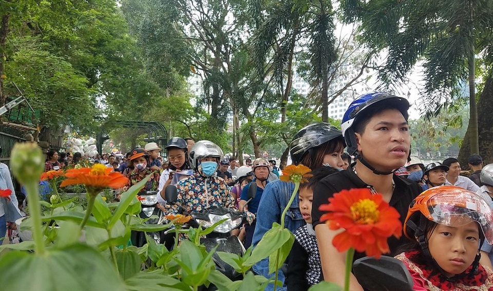 Hà Nội: "Nghẹt thở" chen chân đưa con đi chơi vườn thú Thủ Lệ - 2
Số lượng người dân đến tham quan quá đông khiến cho các lối vào công viên đều tắc cứng. Lực lượng chức năng đã phải lập nhiều chốt điều phối giao thông.
