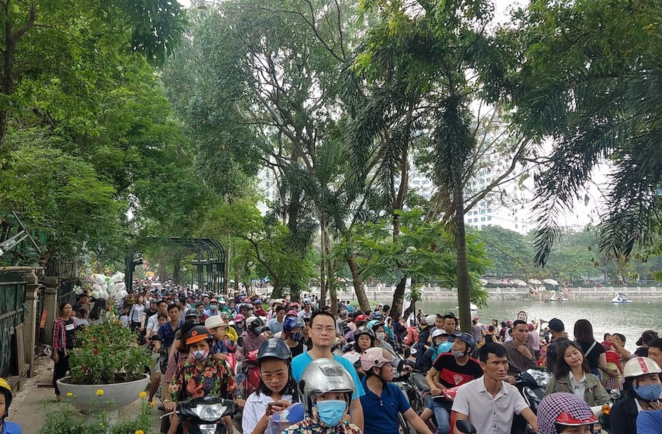 Hà Nội: "Nghẹt thở" chen chân đưa con đi chơi vườn thú Thủ Lệ - 1
Từ sáng 30/4, người dân đổ về các điểm vui chơi ở Hà Nội tận hưởng kỳ nghỉ lễ. Công viên Thủ Lệ là một trong những điểm được các phụ huynh lựa chọn đưa con tới vui chơi vì có vườn bách thú thu hút trẻ nhỏ.