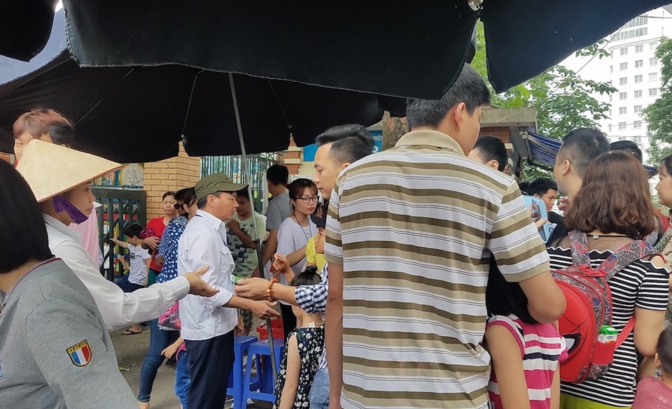 Hà Nội: "Nghẹt thở" chen chân đưa con đi chơi vườn thú Thủ Lệ - 3
Nhân viên soát vé của công viên phải làm việc luôn tay.