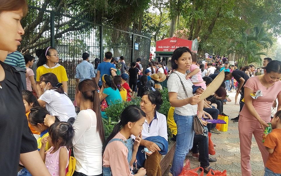 Hà Nội: "Nghẹt thở" chen chân đưa con đi chơi vườn thú Thủ Lệ - 6
Người đông, thời tiết nắng nóng khiến phụ huynh và trẻ nhỏ khá mệt mỏi.