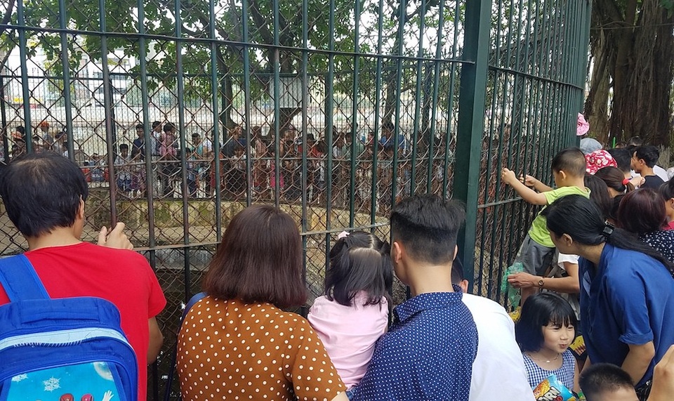 Hà Nội: "Nghẹt thở" chen chân đưa con đi chơi vườn thú Thủ Lệ - 9
Vườn bách thú duy nhất của Hà Nội trở thành điểm vui chơi hiếm hoi phù hợp với trẻ nhỏ.