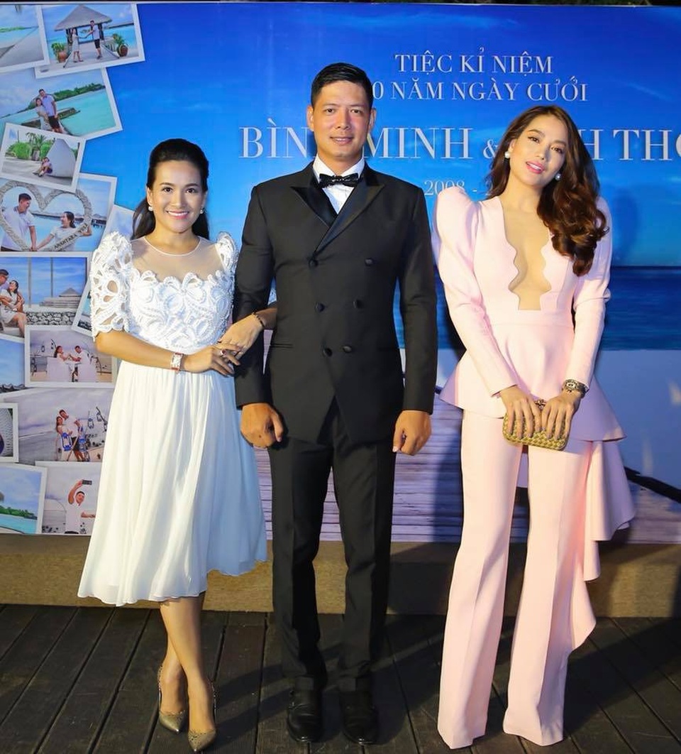 Tự Long đưa bà xã xinh đẹp vi vu, Thu Minh tự nhận “dốt toàn tập” - 3 Vợ chồng Bình Minh - Anh Thơ tổ chức tiệc kỉ niệm 10 năm ngày cưới tại TPHCM sau rất nhiều những sóng gió, thử thách. Bà xã Anh Thơ đăng dòng trạng thái chia sẻ: Hạnh phúc cũng giống như thành công, không ai đạt đến mà không phải trải qua một quá trình “lao động” vất vả. Con đường nào cũng có đoạn bằng phẳng, đoạn gập ghềnh, quan trọng mình biết để đi đến đích phải dung hoà, vượt qua trở ngại lẫn vun đắp, bồi bổ. Nữ diễn viên Trương Ngọc Ánh - người se duyên cho cặp đôi cũng có mặt trong ngày vui.