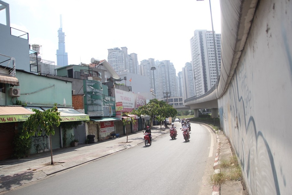Vòng xoay Thủ Thiêm trở nên yên bình, hàng quán 2 bên đường cũng đóng cửa nghỉ lễ