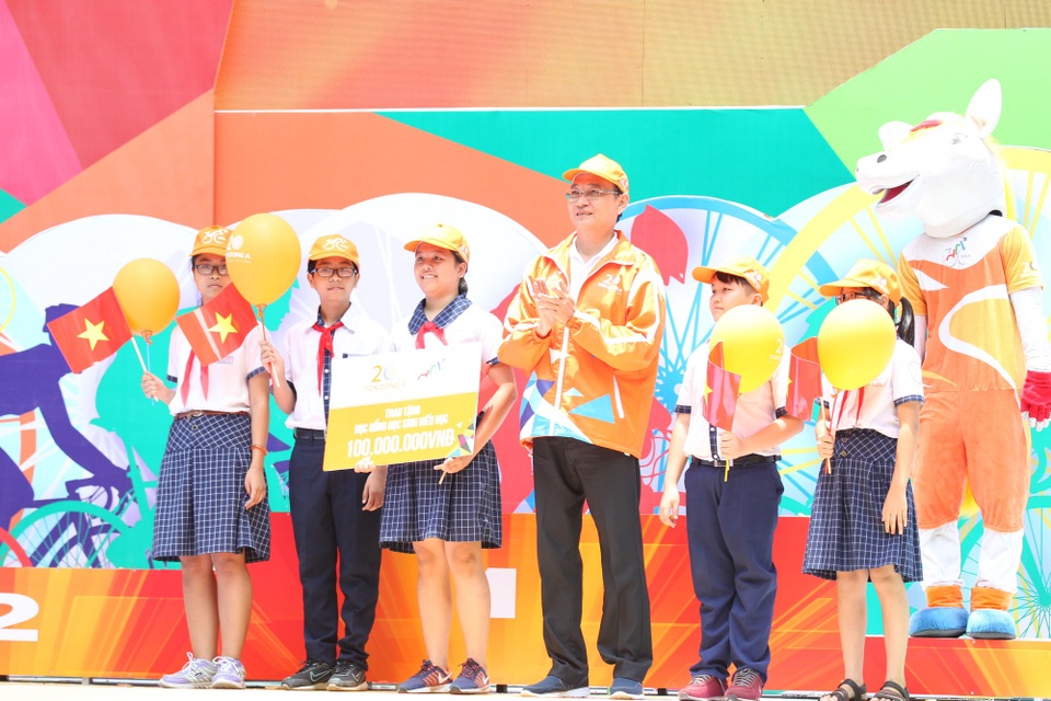 Lê Nguyệt Minh thắng chặng cuối, Nguyễn Thành Tâm đoạt áo vàng giải xe đạp xuyên Việt 2018 - 3 Ông Hồ Song Ngọc - Phó TGĐ công ty Tôn Đông Á, trao học bổng cho trẻ em nghèo hiếu học TPHCM, tại đích đến