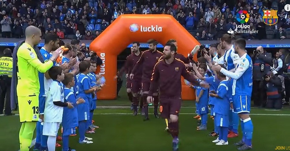 Toàn đội Deportivo xếp hàng vinh danh nhà vô địch Barcelona - 1 Các cầu thủ Deportivo xếp hàng vinh danh nhà vô địch Barcelona