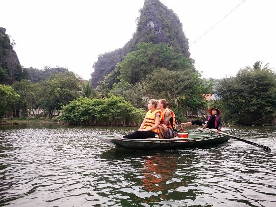 Kỹ năng chèo đò bằng chân điêu luyện của người dân Tam Cốc - 3 Bằng đôi chân, người chở đò ở Tam Cốc điều khiển chiếc thuyền lao đi vun vút khắp các điểm tham quan.