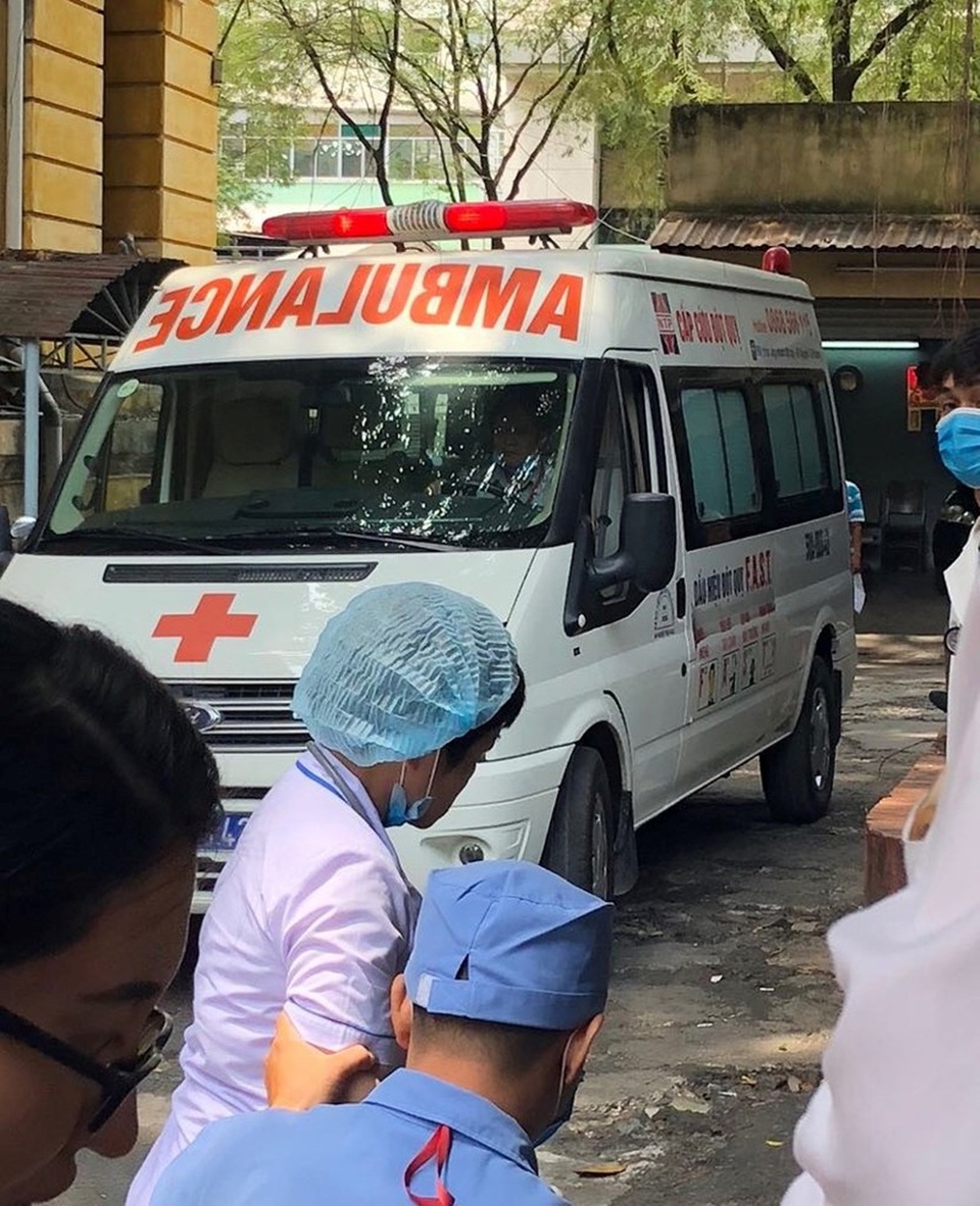 Nghe tòa tuyên án, nhân viên Khoa Dược tham ô tài sản ngất xỉu vì quá sốc - 2 Sau khi tuyên án Lợi bị sốc ngất xỉu phải đi cấp cứu.