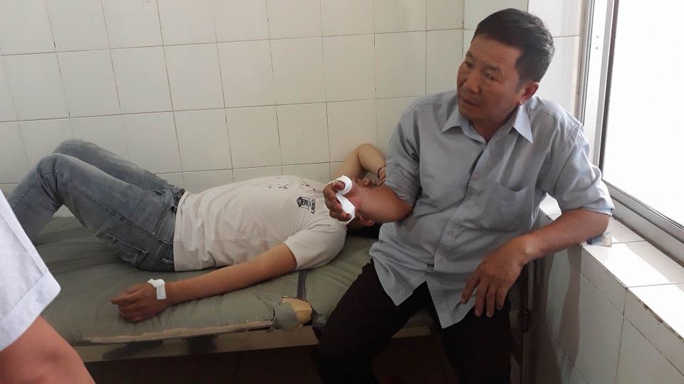 Đang dắt xe đi làm, 2 cha con bất ngờ trúng đạn - 3 Hai nạn nhân đang được điều trị tại Bệnh viện đa khoa Lâm Đồng