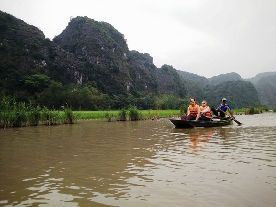 Kỹ năng chèo đò bằng chân điêu luyện của người dân Tam Cốc - 6 Nhiều người đàn ông cũng chèo đò bằng chân thoăn thoắt.