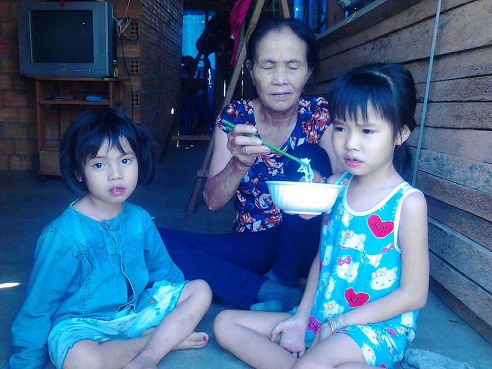 Cha sắp chết vì thiếu tiền mổ tim, 2 con thơ đói khát - 1 Hai đứa trẻ đang nương nhờ bà ngoại nghèo bằng những bữa rau cháo qua ngày