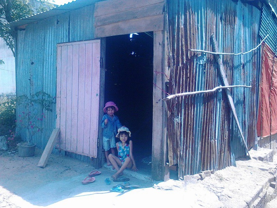 Cha sắp chết vì thiếu tiền mổ tim, 2 con thơ đói khát - 3 Hai đứa trẻ khắc khoải mong chờ tin cha bên căn nhà tôn che tạm