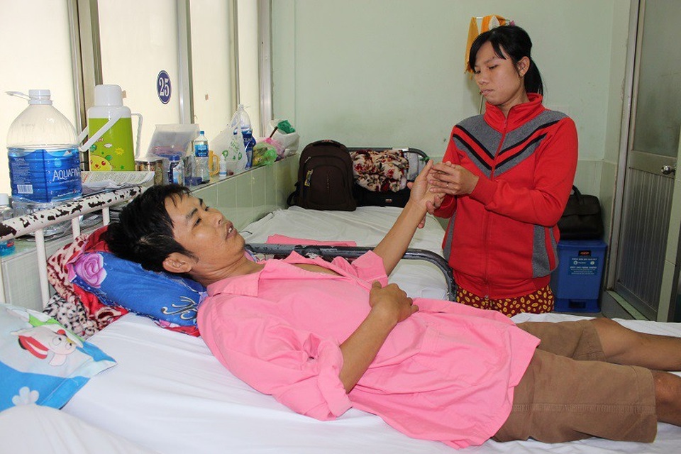 Cha sắp chết vì thiếu tiền mổ tim, 2 con thơ đói khát - 2 Chị Thúy Kiều đang cố níu kéo sự sống cho chồng trong cảnh khốn khó