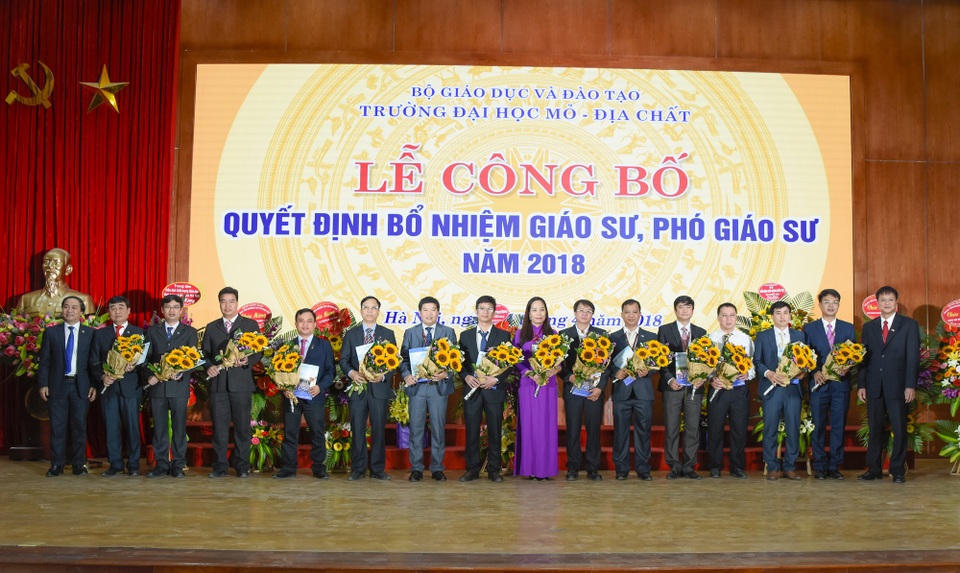 Trường ĐH Mỏ Địa chất đạt kiểm định chất lượng giáo dục - 2
Năm 2018, trường ĐH Mỏ Địa chất bổ nhiệm 16 giáo sư, phó giáo sư