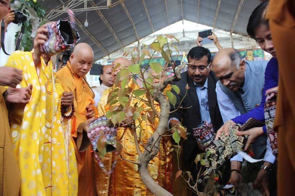 Đoàn Phật Tử Ấn Độ trao tặng cây Bồ Đề và cùng làm lễ trồng cây với ý nghĩa giác ngộ
