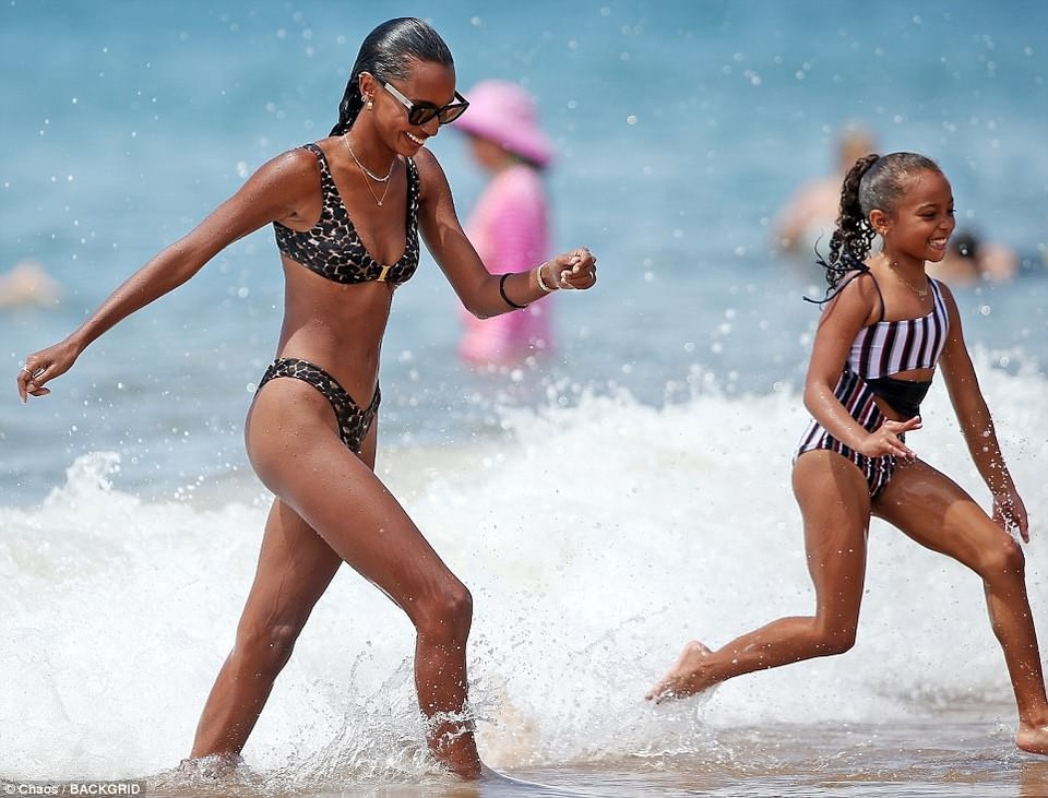 Thiên thần nội y nóng bỏng trên biển - 3
Jasmine Tookes nô đùa cùng em gái cưng Chloe Danielle