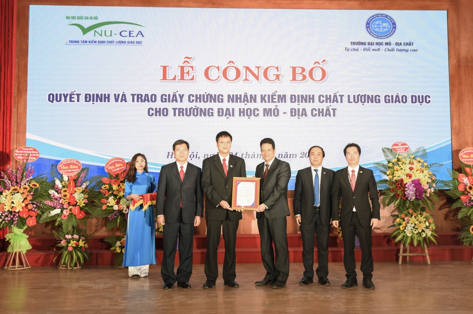 Trường ĐH Mỏ Địa chất đạt kiểm định chất lượng giáo dục - 1
Lãnh đạo trường ĐH Mỏ Địa chất nhận giấy kiểm định chất lượng giáo dục
