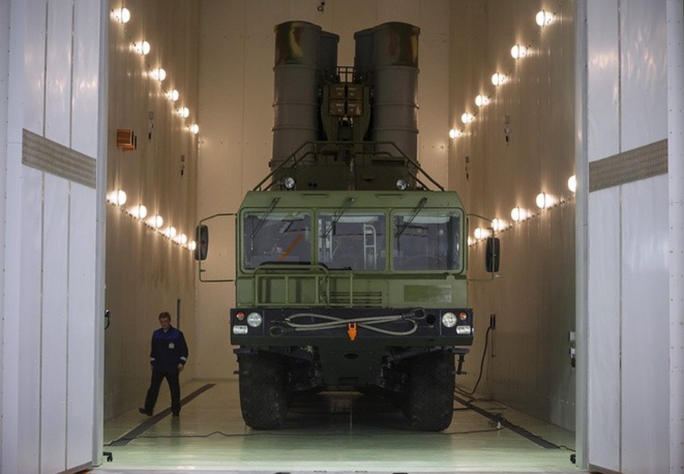 Uy lực “vệ binh” canh giữ bầu trời Nga S-400 - 1 S-400 Triumf là hệ thống tên lửa phòng không tầm trung và xa của Nga, được thiết kế để đánh chặn các máy bay tấn công và trinh sát của đối phương, bao gồm cả các máy bay phát triển trên công nghệ tàng hình.