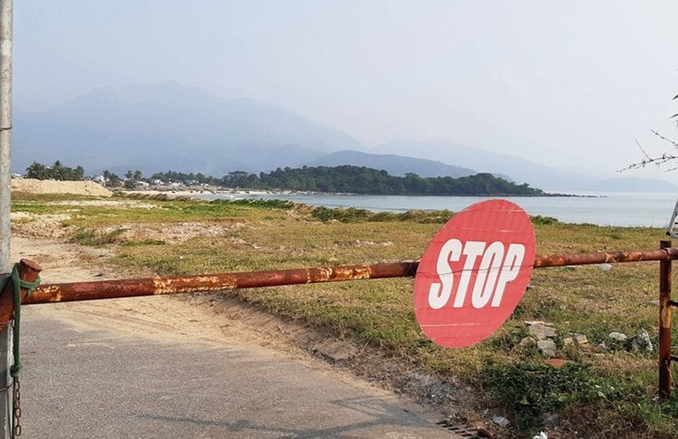 Resort 3.000 tỷ mẹ chồng Thu Thảo: Rào thép B40 chặn đường dân ra biển - 1
Chốt chặn ngay cuối đường Nguyễn Tất Thành (quận Liên Chiểu), đoạn giáp ranh với dự án của Tập đoàn Trung Thủy. Tại đây có bảo vệ túc trực hàng ngày.