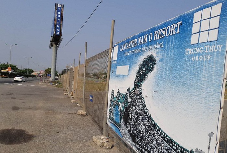 Resort 3.000 tỷ mẹ chồng Thu Thảo: Rào thép B40 chặn đường dân ra biển - 2
Từ chốt trực ở cuối đường Nguyễn Tất Thành, hàng rào thép được dựng lên bao quanh dự án