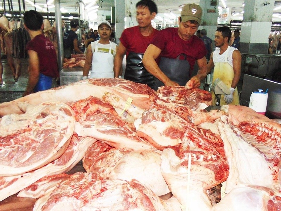 Thịt heo dính thuốc an thần tràn lan mà không xử được - 2 Thịt heo được kinh doanh trong chợ đầu mối Hóc Môn, TP.HCM. Ảnh: TRẦN NGỌC
