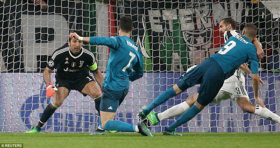 Những khoảnh khắc C.Ronaldo nhấn chìm Juventus trên đất Italia - 22
Buffon một lần nữa ôm hận trước C.Ronaldo và giấc mơ vô địch Champions League của thủ môn người Italia khó thành hiện thực