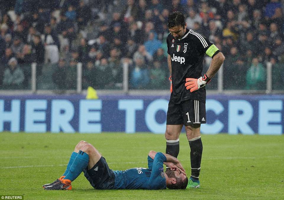 Những khoảnh khắc C.Ronaldo nhấn chìm Juventus trên đất Italia - 16
Carvajal đau đớn sau tình huống va chạm ở hiệp 1
