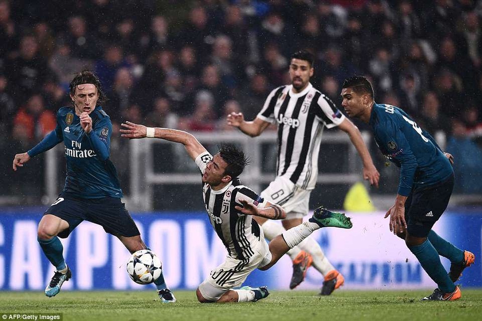 Những khoảnh khắc C.Ronaldo nhấn chìm Juventus trên đất Italia - 15
Dybala ngã sau pha va chạm với Casemiro ở cuối hiệp 1 và cầu thủ Argentina nhận thẻ vàng do lỗi ăn vạ