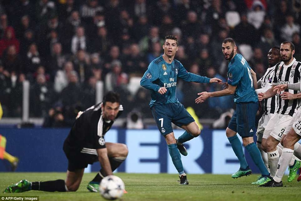 Những khoảnh khắc C.Ronaldo nhấn chìm Juventus trên đất Italia - 14
C.Ronaldo hạ Buffon để mở tỷ số ở phút thứ 3, giúp Real Madrid có thế trận dễ dàng hơn