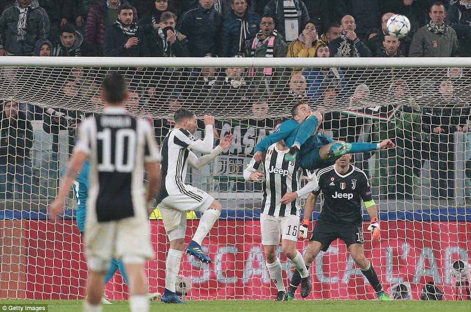 Những khoảnh khắc C.Ronaldo nhấn chìm Juventus trên đất Italia - 10
C.Ronaldo lập kỷ lục khi ghi bàn trong 10 trận đấu liên tiếp tại Champions League (16 bàn)