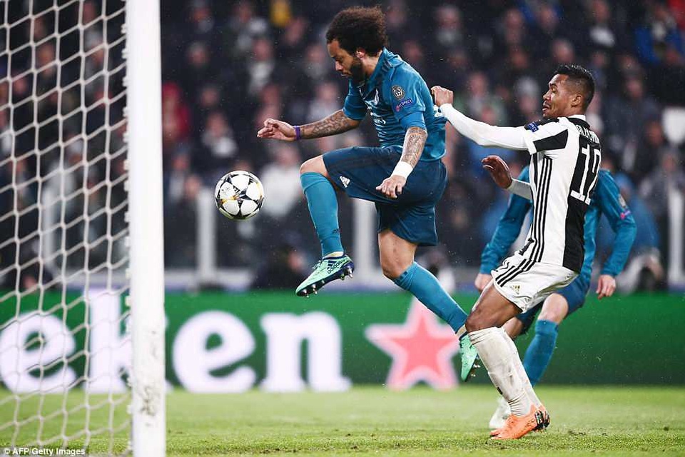 Những khoảnh khắc C.Ronaldo nhấn chìm Juventus trên đất Italia - 9
Marcelo vừa trở lại sau chấn thương và anh không mất nhiều thời gian để tỏa sáng