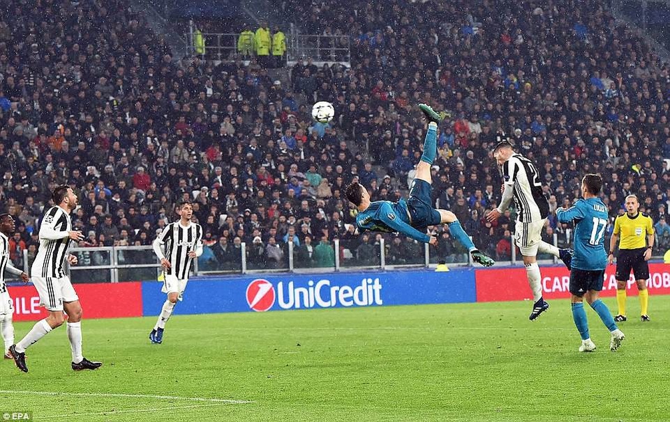 Những khoảnh khắc C.Ronaldo nhấn chìm Juventus trên đất Italia - 7
Pha xe đạp chổng ngược của C.Ronaldo nâng tỷ số lên 2-0 cho Real Madrid ở phút 64