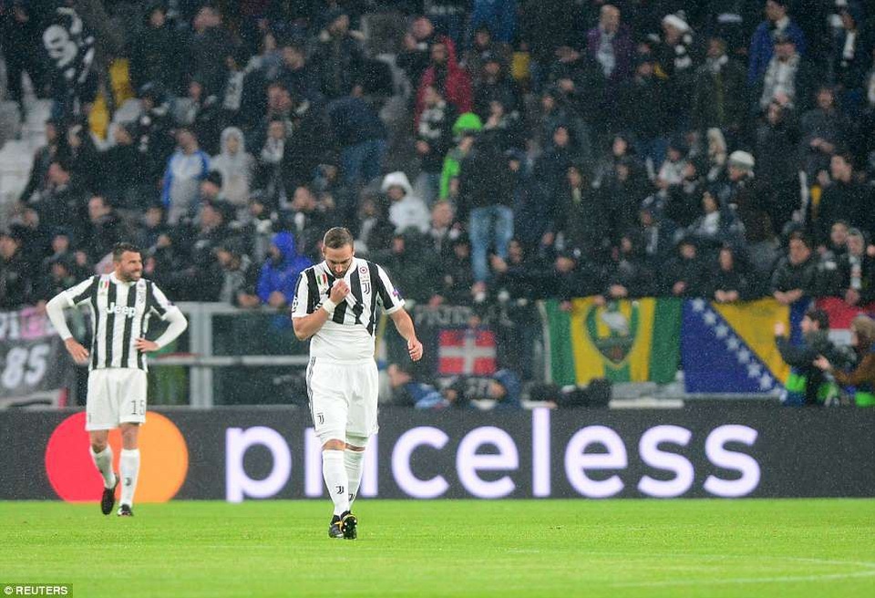 Những khoảnh khắc C.Ronaldo nhấn chìm Juventus trên đất Italia - 3
Nỗi buồn của Higuain, khi Juventus thua tan nát 0-3 ngay trên sân nhà