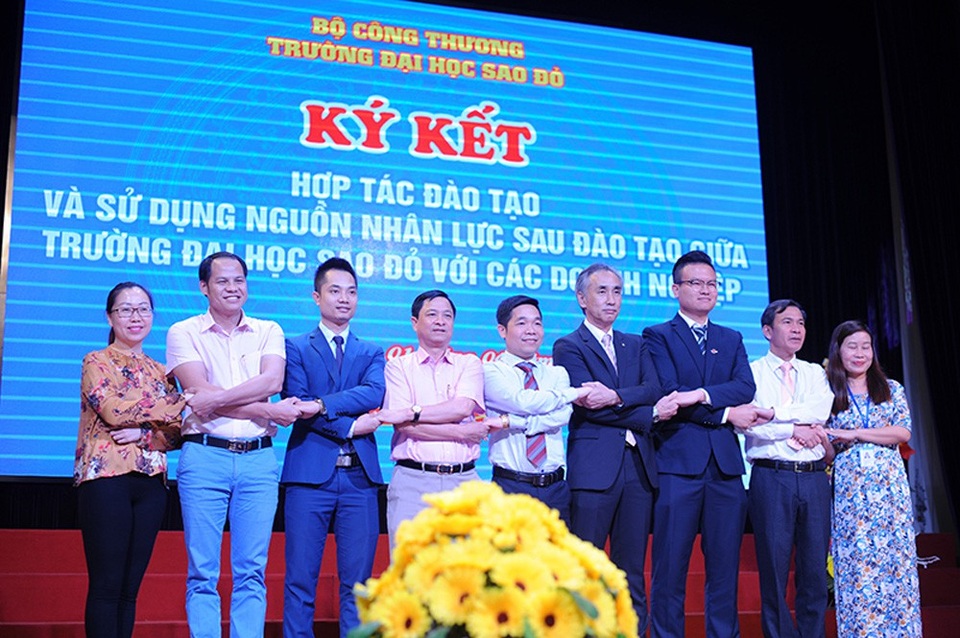 “Một ngày làm sinh viên” tại trường ĐH Sao đỏ - 2
Lễ ký kết thoả thuận hợp tác giữa trường Đại học Sao Đỏ với các doanh nghiệp.